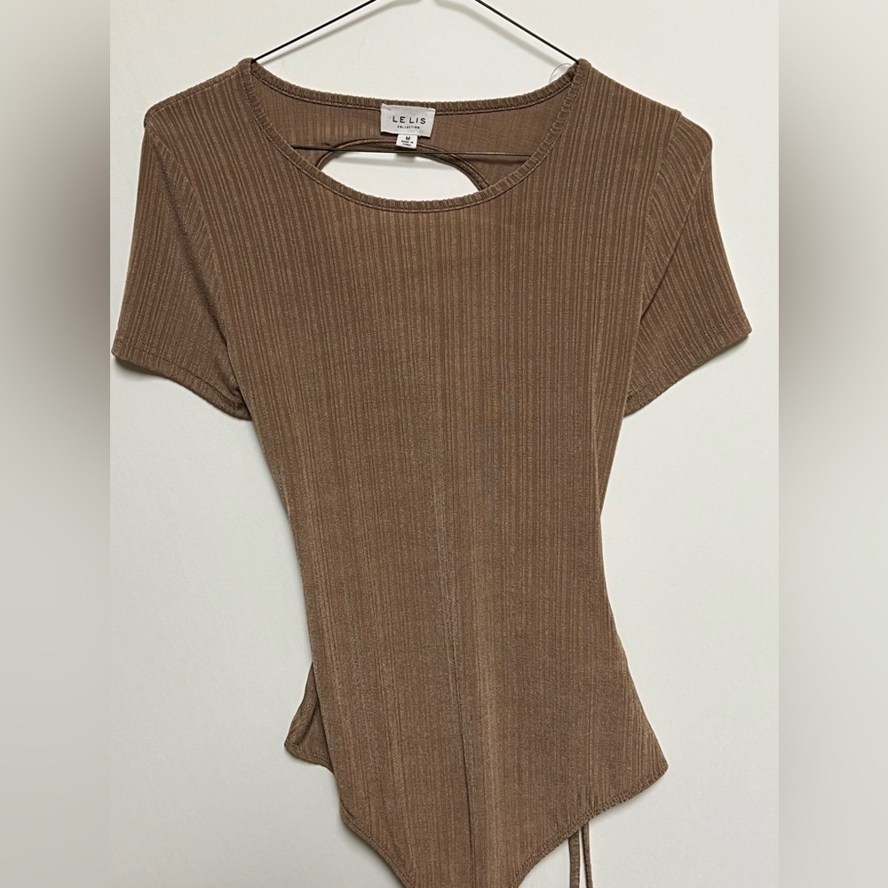 LELIS TAN RIBBED BODYSUIT SHORT SLEEVE SIZE M - Picture 2 of 6